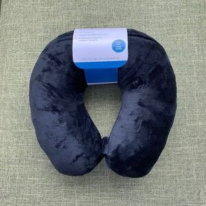 NWT Travel Neck Pillow in Black with removable cover and snap closure